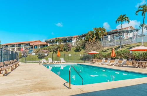 Honalo Condo | Ocean-view condo in great location with outdoor pool, sports courts, & lanai