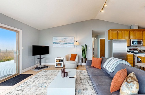 Albion House | Ocean views with Abundant Wildlife and Hot Tub