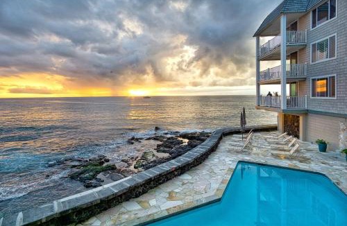 Kailua-Kona House | Oceanfront Condo with Lanai that Almost Hangs Over Ocean - Hale Kona Kai 304 by Casago Kona