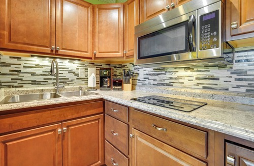 Historic Kailua Village Condo | Oceanfront Kailua-Kona Islander Studio w/Lanai!
