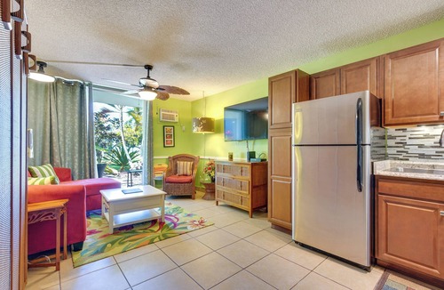 Historic Kailua Village Condo | Oceanfront Kailua-Kona Islander Studio w/Lanai!