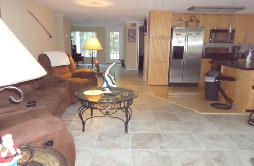 Homosassa House | On The Water Retreat, 6 Kayaks, Canoe, Included! Fire Pit