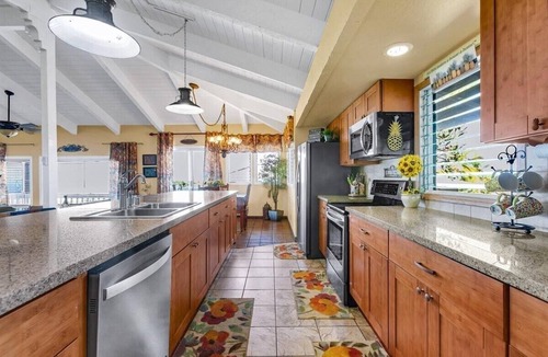 Kona Palisades House | Panoramic Oceanview Life: Stunning, Elegant Kona Charm House