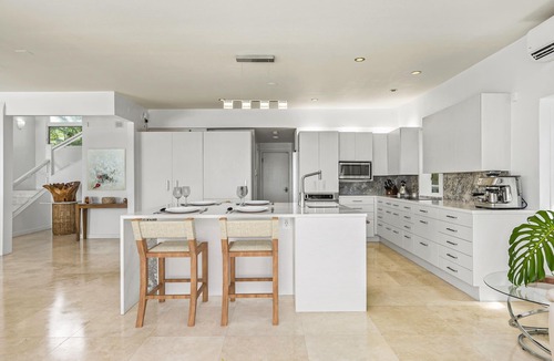 Eastern Honolulu House | Paradise Beach Estate: 6BR Oceanfront Villa w/Pool, Spa & Views