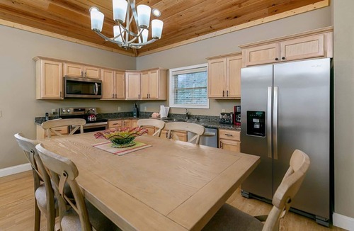 Chalet Village North Cabin | Paradise Peake PoolTable | HotTub | Epic View