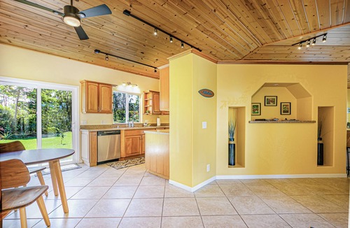Keaau House | Paradise Retreat, POOL, Hot Tub and AC with ECO energy!