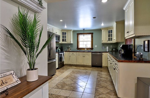 Bernville Cabin | Peaceful 4-bedroom cabin with Hot Tub near Blue Marsh Lake