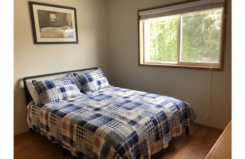 Woods Creek House | Peaceful country setting with Pickleball Court