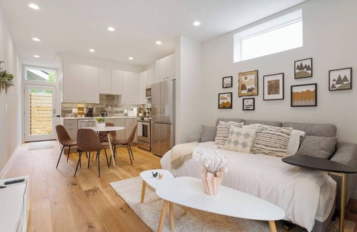 Wallingford House | Perch - Wallingford Place: Modern & Cozy Townhome w/Parking & A/C