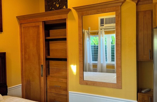 Diamond Head - Kapahulu - St. Louis Apartment | Pet Friendly Guesthouse + Parking