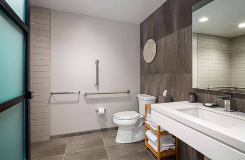 Logan Square Hotel | Philly Skyline Views | Rooftop Pool + Full Kitchen