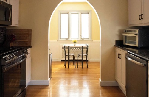 Brookline House | Pittsburgh Basecamp - Easy Access to Downtown- Sleeps 8 - Off-Street Parking