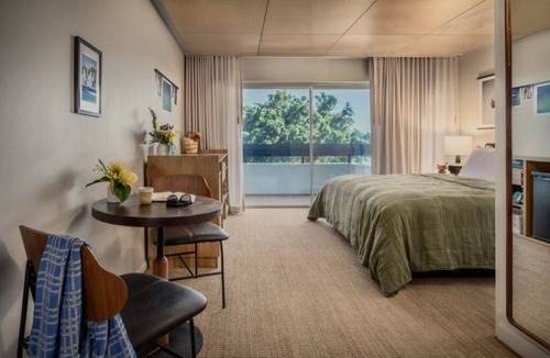 Historic Kailua Village Hotel | Pool, Bikes, Daily Yoga – The Ultimate Getaway