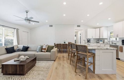 Southgate House | Poolside Paradise with Brand New Spa & Saltwater Pool – Minutes to Siesta Key