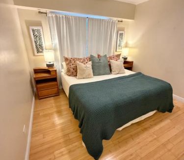 Historic Kailua Village Apartment | Premium 2-bedroom Condo in adorable Kona - Walk to Beaches Shops & Restaurants - Booking FAST