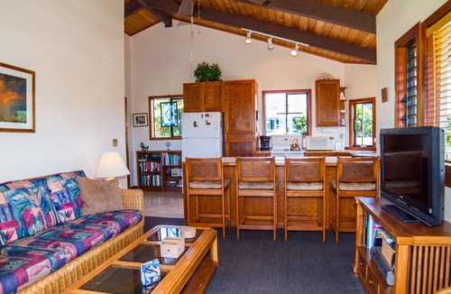 Omao House | Private, Comfortable and Cozy with Distant Ocean and Mountain Views
