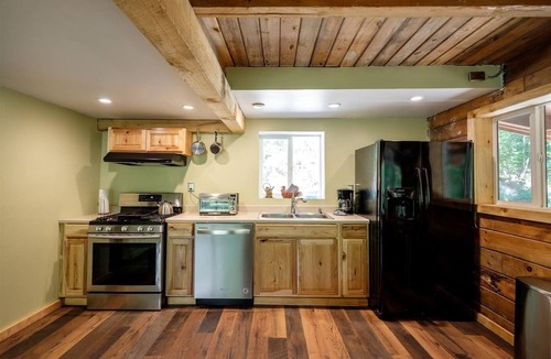 Stanton Cabin | Private Forest Getaway: 3-BR w/Hot Tub