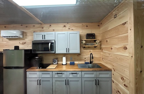 Stanton Cabin | PRIVATE SHIPPING CONTAINER CABIN IN THE WOODS-RED RIVER GORGE-VERY CLEAN-HOT TUB