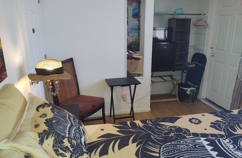 Nanawale Estates House | "Puna Tiki" is a Bedroom w/small bath, mini fridge & microwave