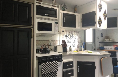 Lake Goodwin Cottage | Quaint 1-bedroom 30' 5th wheel in pleasant Lake Goodwin for relaxing