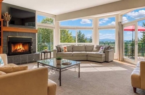 Clinton House | Quintessa I Sleeps 30 I Reunions I Corporate Events I Small Weddings