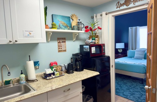 Royal Hawaiian Estates House | Rainforest Art House w/Hot Tub,5 Min to Volcanoes Natl Park 4bdrm 2ba sleeps 8