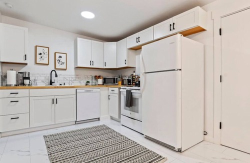 Veterans Park House | Regan Ave · 5 mins Away from Quinn`s Pond & Downtown! 3Bed/1ba