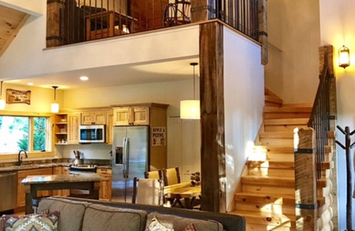 Hendersonville Cabin | Relax at This Spacious Cabin Retreat Hot Tub Fireplace Firepit