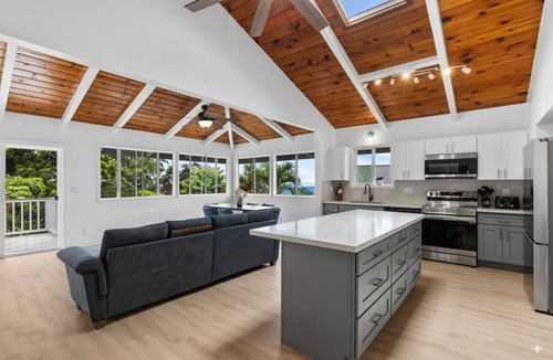 Kona Palisades House | Renovated 3BR w/AC, Vaulted Ceilings & Lanai Ocean View Near Airport