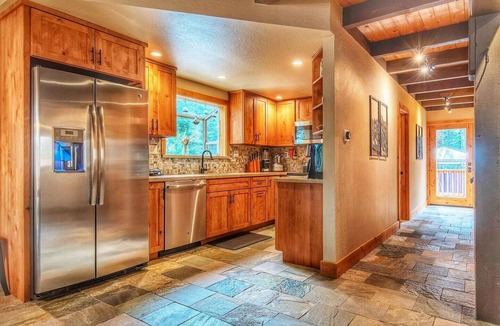Ridgewood Cabin | Restful North Ridge - 5 Minutes Walk to Shoreline