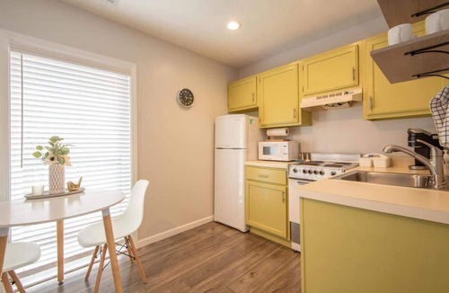 Avoca Condo | Retro Modern Retreat