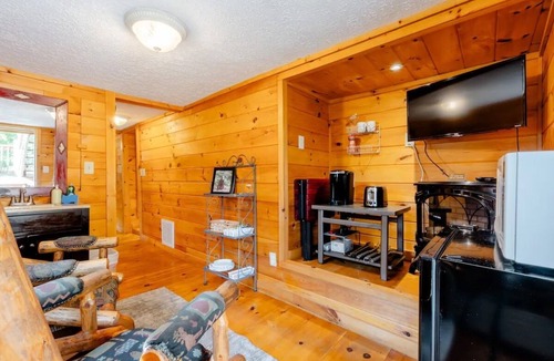 Raccoon Ridge Apartment | Riverfront Cozy Suite Convenient Location