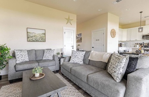 Gruene House | Riverfront Townhome B, Steps to Gruene