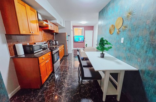 Chinatown Apartment | Sanctum/King Bed/Elevator/Adjustable Desk
