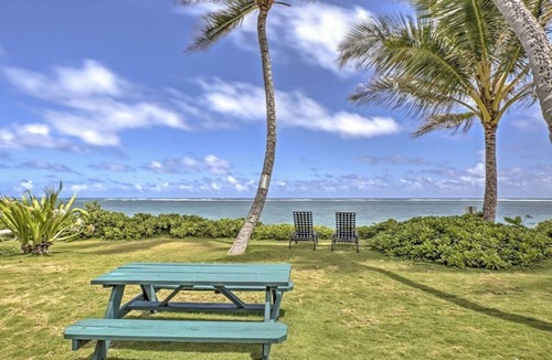 Punaluu Condo | Sandy Beachfront Cottage