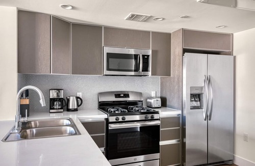 Sawtelle Apartment | Sleek Brentwood 2BR w/Gym, Rooftop & W/D, near WF & shops, by Blueground