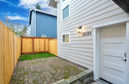 Mount Baker Condo | Soothing Renovated 2-bedroom condo with AC & Laundry in vibrant Seattle Mt Baker