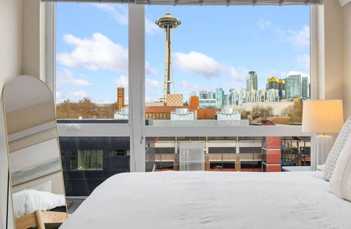 Lower Queen Anne Apartment | Space Needle Views | Vivid Suite