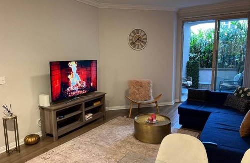 Miracle Mile Apartment | Spacious 1bdrm apartment 10 mins to Cedars-Sinai by car FREE Parking, King bed