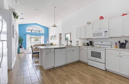 Seasons House | Spacious 4BR Home, Pool, Games, Pets Welcome