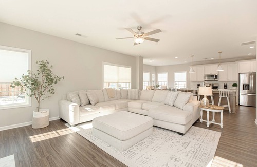 Perry House | Spacious 4BR Retreat | Yard + Firepit | Perry