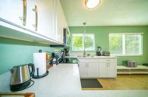 Hauula House | Spacious 5 Bedroom Home/2 Kitchens in Oahu's Countryside