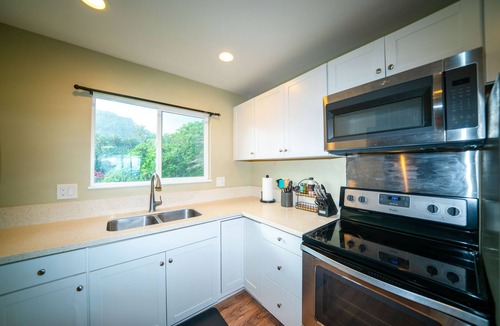 Hauula House | Spacious 5 Bedroom Home/2 Kitchens in Oahu's Countryside