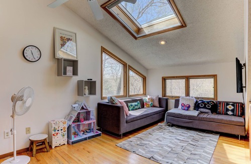 Bushkill House | Spacious 5-bedroom Mountain Retreat in Poconos with FREE access to Ski slope