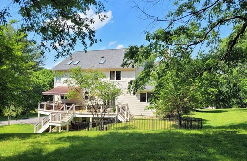 Darnestown Villa | Spacious 5-bedroom villa in peaceful Potomac with AC and gym