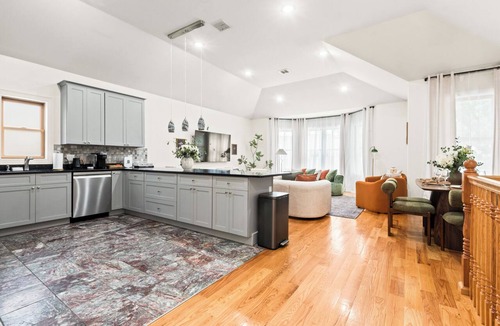 West Side House | Spacious Designer Large Home Near NYC with, Private Balcony, Fast Wifi Sleeps 12