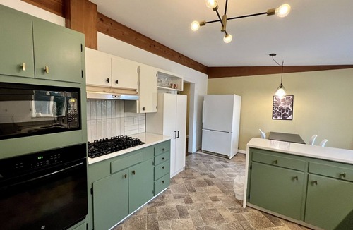 Esperance House | Spacious Oasis with Hot Tub & Yard. 10 minutes to the Ferry and Light Rail