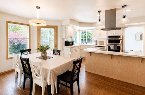 Lynnwood House | Spacious Pet-friendly 5BR Home in Lynnwood
