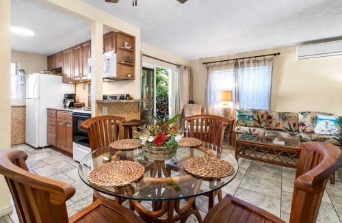 Kahaluu Bay House | 🏖️Steps From Lanai -> Beach | AC & WIFI | $ Affordable