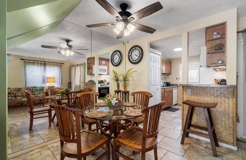 Kahaluu Bay House | 🏖️Steps From Lanai -> Beach | AC & WIFI | $ Affordable